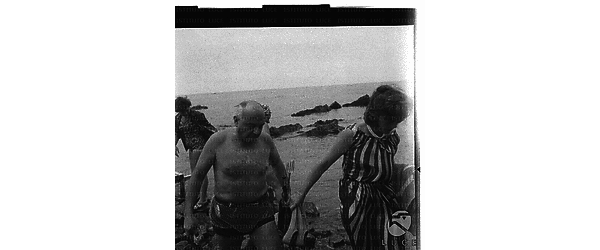 Della Porta e la moglie sulla spiaggia a Santa Marinella - piano americano