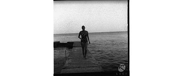 Ingrid Bergman ripresa in costume, sul molo di Santa Marinella - totale