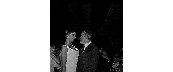Luciano Salce e Barbara Steele in occasione della consegna del premio Torre Eiffel