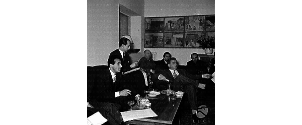 Arnoldo Foà, Gino Cervi ed Enrico Maria Salerno seduti in salotto in compagnia di altri colleghi