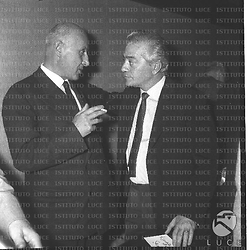 Sapegno conversa con Porzio fumando una sigaretta alla libreria Einaudi in occasione di una conferenza stampa sul premio Viareggio - piano medio