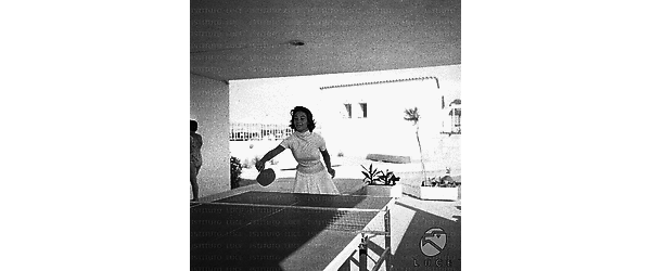 Franca Bettoja mentre gioca a ping-pong; campo lungo
