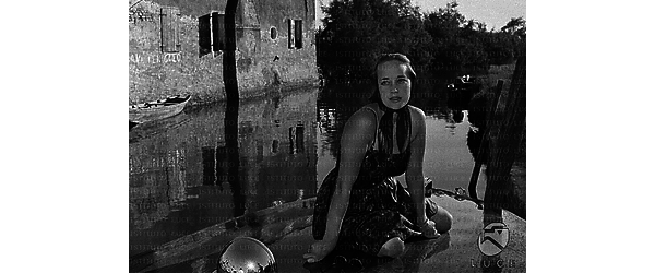 Venezia Silvia Syms  posa seduta sulla prua di una imbarcazione in occasione della mostra del cinema di Venezia