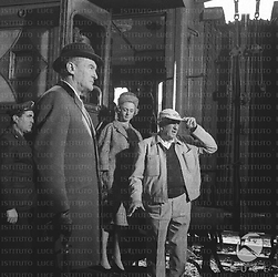 George Sanders, il regista George Marshall e Shirley Jones (?) colti vicino ad un treno sul set del film 'L'intrigo'