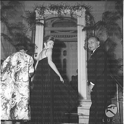 Edward G. Robinson arriva al Grand Hotel in occasione del ricevimento di Liz Taylor - totale