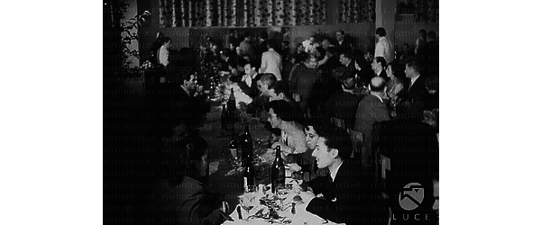 Roma Tavolate di ospiti in una sala ristorante durante un pranzo offerto a una delegazione in visita all'Istituto Nazionale Luce e a Cinecittà