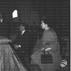 Arnoldo Foà e Ludovica Volpe seduti davanti all'altare - totale