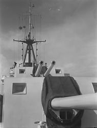 Le torrette armate e l'albero di una nave da guerra italiana in navigazione