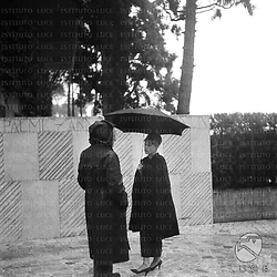 Jeanne Moreau e Joseph Losey sotto l'ombrello sul set del film Eva - campo medio