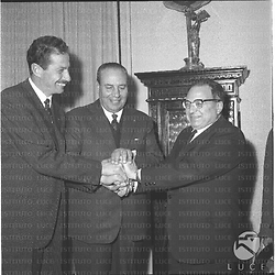 Il conte Marini Dettina, Anacleto Gianni e d'Arcangeli si stringono la mano nella sede della Roma calcio - piano americano