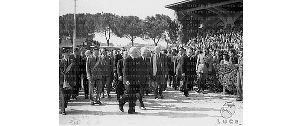 Roma Enrico De Nicola, insieme al capo della Polizia Ferrari e ad un gruppo di personalità del Governo, giunge all'ippodromo di Villa Glori per assistere alla sfilata delle Forze di Polizia