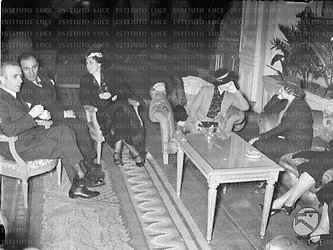 Roma Alcune signore e due uomini seduti a conversare in una sala del Grand Hotel di Roma