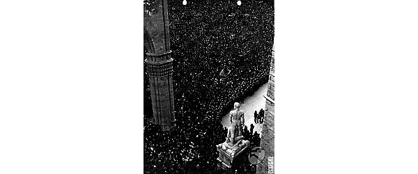 Firenze Inquadratura dall'alto di Piazza della Signoria gremita di gente; si vedono gli operatori dell'Istituto Luce sopra i camioncini ed il gruppo scultoreo di "Ercole e Caco"