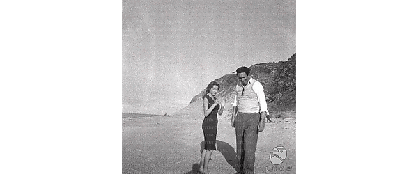 Irene Cefaro ed il regista Glauco Pellegrini sulla spiaggia; campo medio