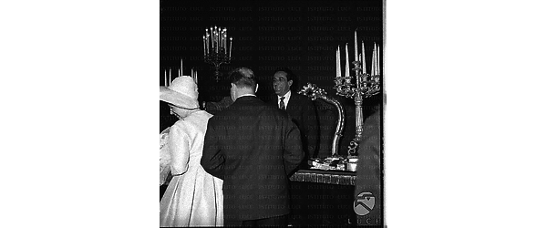 Arnoldo Foà  al tavolo delle cerimonie della Sala Rossa del Campidoglio; in primo piano di spalle la coppia di sposi - piano medio