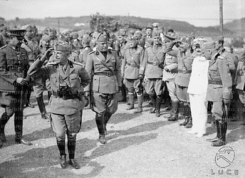 Irpinia Vittorio Emanuele e Mussolini passano in rassegna gli ufficiali delle Forze armate schierati sulla piana di Volturara in Irpinia in occasione delle grandi manovre