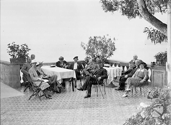 Napoli Gruppo di anziani partecipanti ad una gita seduti su una terrazza, forse quella dell'hotel Excelsior
