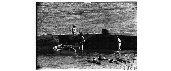Ingrid Bergman su un molo a Santa Marinella con i figli - campo lunghissimo