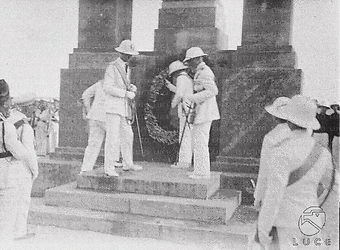Eritrea Umberto di Savoia e altre personalità posano una corona di allora ai piedi di un monumento