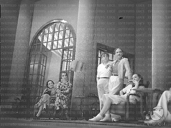 Armando Falconi (al centro) e Gianna Cellini (seduta in una poltrona) impegnati in una scena con un attore e due attrici della compagnia - totale