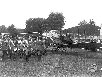 Firenze Mussolini, accompagnato dal ministro Balbo e seguito da autorità, attraversa un campo aviatorio nell'area fiorentina di Campo di Marte