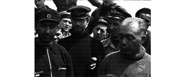 I marinai dell'equipaggio del sommergibile Barbarigo si stringono attorno al comandante Enzo Grossi
