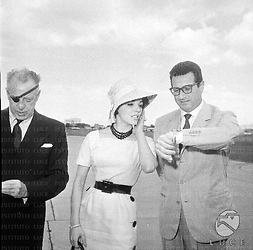Ciampino Joan Collins con Raul Walsh all'aeroporto di Ciampino