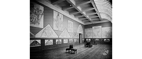 Grande sala del palazzo delle Esposizioni con, esposti alle pareti, i cartoni realizzati da Adolfo De Carolis per la decorazione neo-rinascimentale del salone bolognese dei Quattromila - Campo lungo