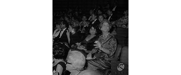 Roma Anna Magnani, Annette Stroyberg, Vittorio Gassman, Amedeo Nazzari ed Irene Genna seduti nel cinema durante la prima di "8 e 1/2"