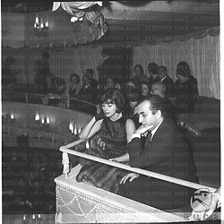 Morris Egas e Sandra Milo seduti su un palchetto nel teatro della Cometa - piano medio