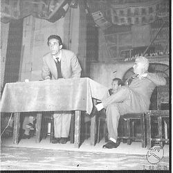Arnoldo Foà e Gino Cervi sul palcoscenico del Teatro delle Arti - totale