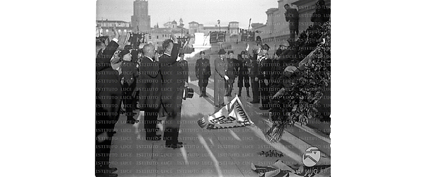 Roma Il borgomastro di Vienna, gerarchi italiani e dirigenti del Fronte patriottico austriaco fanno il saluto fascista davanti alla tomba del Milite ignoto