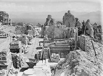 Cassino Ripresa leggermente dall'alto dell'abbazia di Montecassino, in cui sono cominciati i lavori di ricostruzione