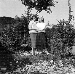 Lorella De Luca ed Alessandra Panaro posano in uno spazio all'aperto con alberi ed arbusti