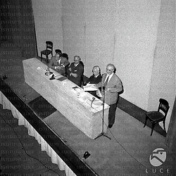 Ernesto Rossi, in piedi, durante il suo discorso; al tavolo degli oratori (da sinistra) Pannunzio, Calogero e Piccardi