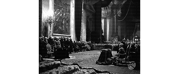 Roma Vittorio Emanuele III e la regina Elena seduti di fronte a Mussolini durante il funerale di Amedeo di Savoia, nella Basilica di Santa Maria degli Angeli