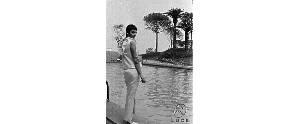 Barbara Steele sul bordo della piscina dell'Hotel Hilton; totale