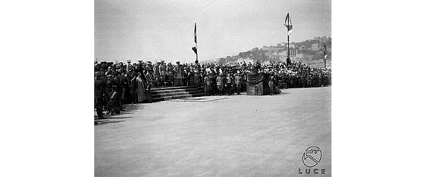 Napoli Il gruppo delle autorità ripreso sul palco d'onore ai piedi del monumento ad Armando Diaz in occasione della cerimonia inaugurale; un oratore tiene un discorso da un altro palco posto di fronte