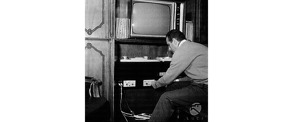 Piero Piccioni mentre regola un impianto stereo - Totale