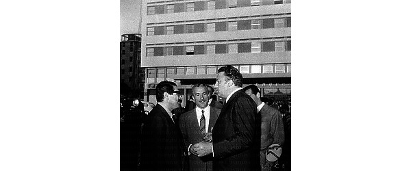 Peppino De Filippo con Ennio Flaiano e Federico Fellini davanti all'Hotel dei Congressi