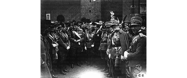 Perugia Mussolini, Bianchi, Teruzzi e De Bono posano con ufficiali pluridecorati dell'Esercito e della Milizia