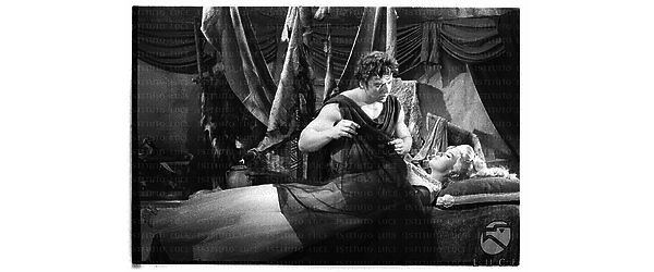 Jayne Mansfield e Mickey Hargitay sul set del film Gli amori di Ercole - totale