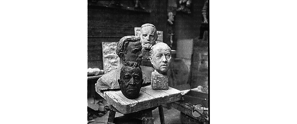 I busti delle sculture di Monteleone posti su un cavalletto. Totale