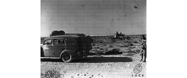 Un automobile dell'Istituto Luce e alcuni carri armati nel deserto egiziano