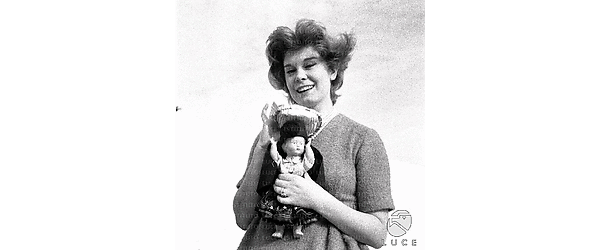 Pina Bottin in posa con una bambola (souvenir del Portogallo); esterno