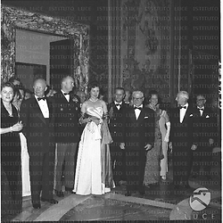 Carla Gronchi, Dwight Eisenhower, il figlio John con la moglie Barbara, Gronchi, Segni e altre personalità al Quirinale - totale