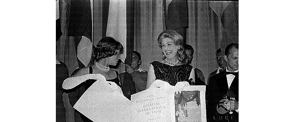 Cannes Jeanne Moreau e Melina Mercouri mostrano i premi ricevuti al Festival del Cinema di Cannes