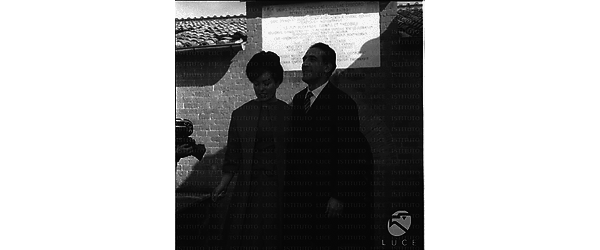 Arnoldo Foà e Ludovica Volpe in posa all'esterno della chiesa - piano americano