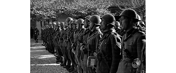 Miliziani dei Battaglioni Mussolini schierati durante la celebrazione militare