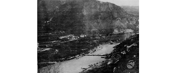 Riproduzione fotografica della I Guerra Mondiale - Zona di guerra tra montagne con ponte di barche lungo un fiume